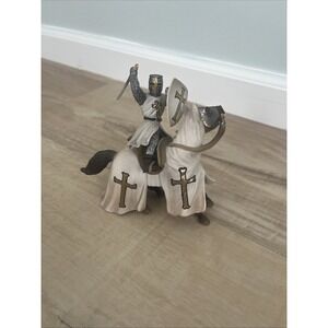 Schleich  White Knight Crusader With Sword Action Figure  70034